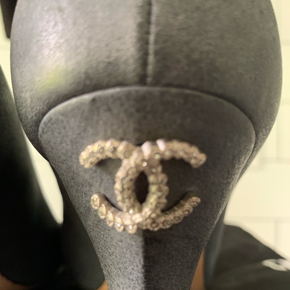 Navy Chanel Leather Pump - Picture 6 of 6